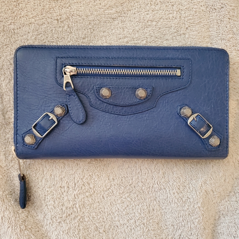 Balenciaga cobalt blue beautiful wallet in 9/10 condition. Authentic.